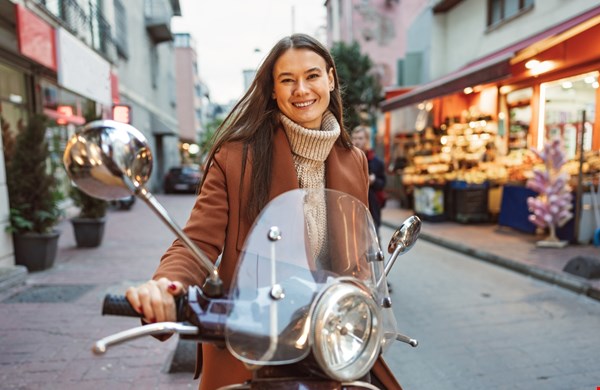 Trendy outfits voor een ritje op je scooter Trendy outfits voor een ritje op je scooter